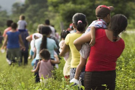 La feminización de la migración y las familias transnacionales